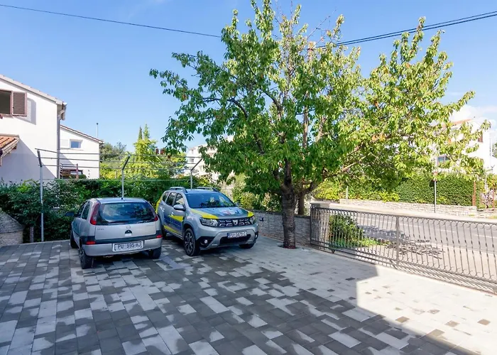 With Parking Space - 12656 로비니