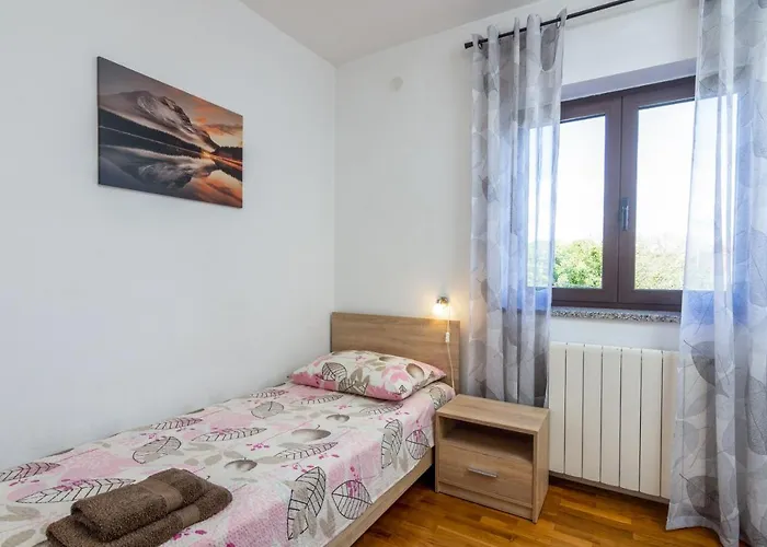 With Parking Space - 12656 로비니